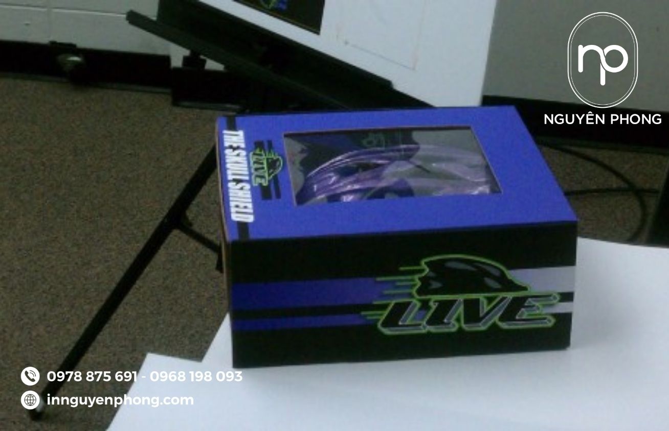 Mẫu hộp carton đựng mũ bảo hiểm cán màng mica